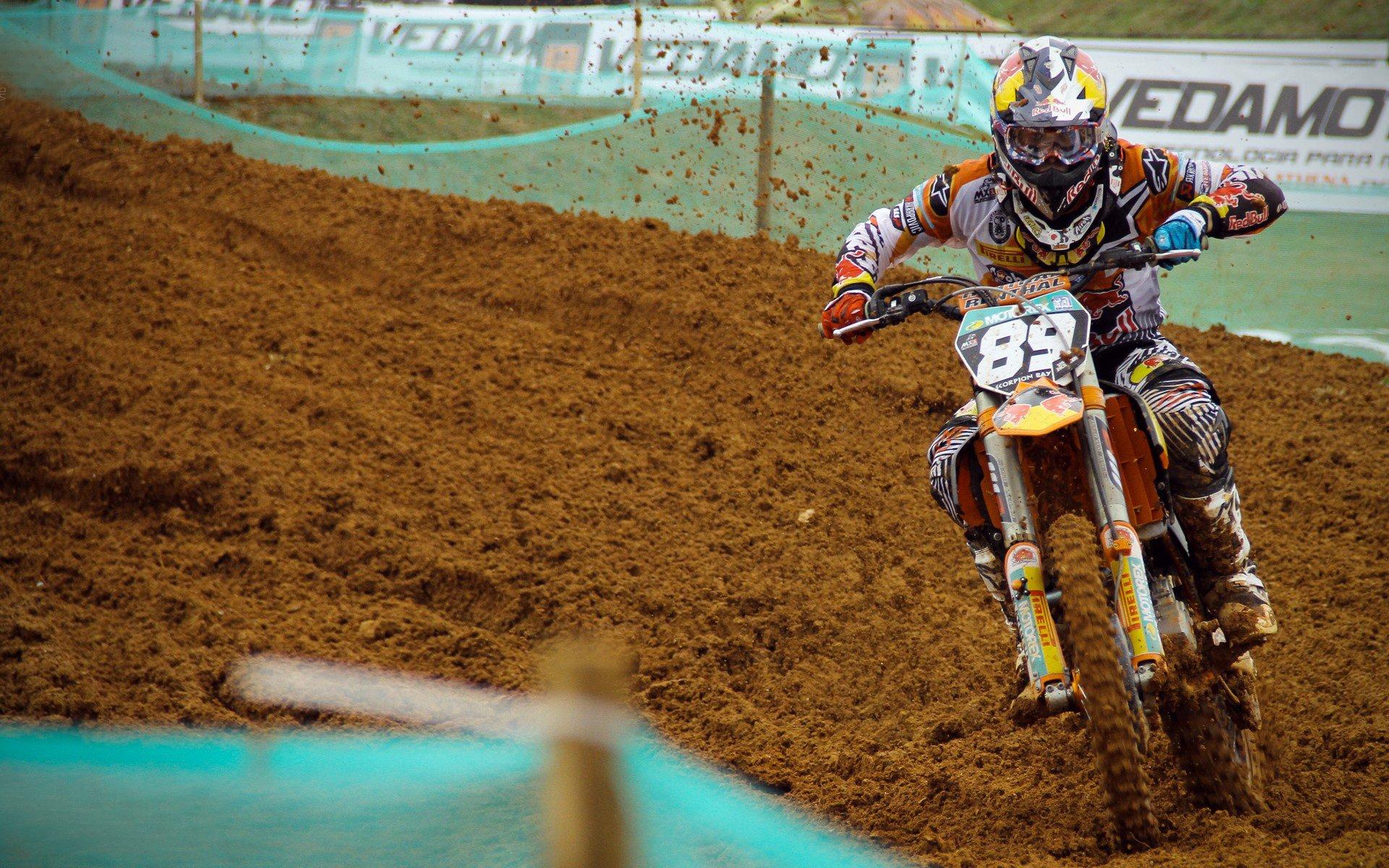 全球创意达人倾情打造詹姆斯生涯回顾影像，经典瞬间串联获国际赞誉